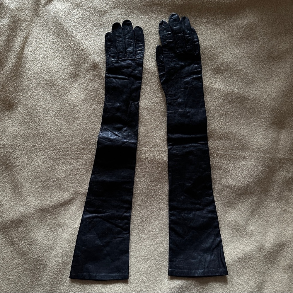 Saks Fifth Avenue black leather opera gloves